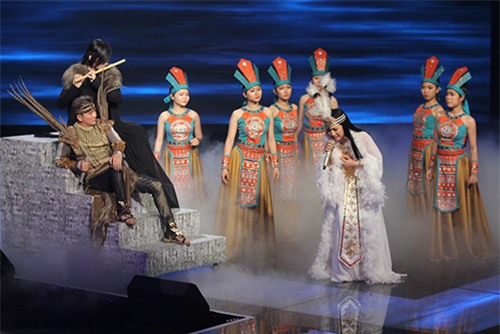 Mỹ Tâm hóa thành bồi bàn trong đêm Chung kết Giọng hát Việt - 15