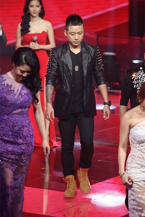 Mỹ Tâm hóa thành bồi bàn trong đêm Chung kết Giọng hát Việt - 4