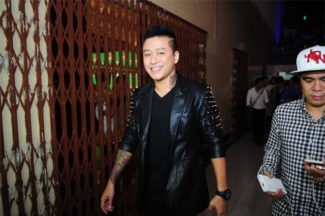 Mỹ Tâm, Sơn Tùng vượt hàng rào fan cuồng vào sân khấu