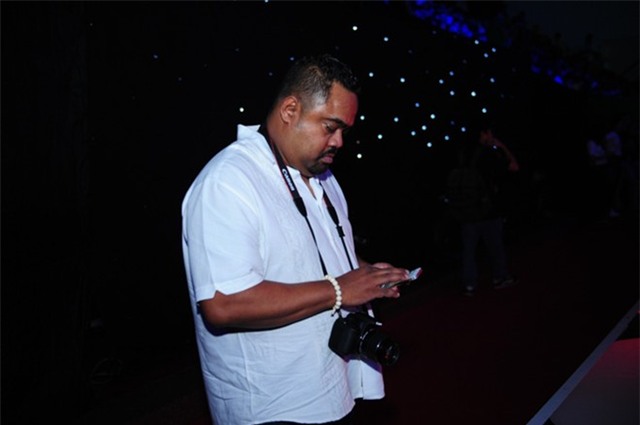 Mỹ Tâm, Sơn Tùng vượt hàng rào fan cuồng vào sân khấu