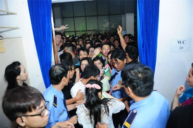 Mỹ Tâm, Sơn Tùng vượt hàng rào fan cuồng vào sân khấu