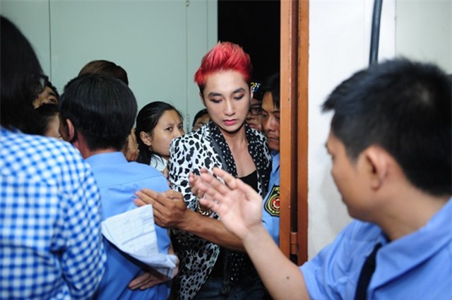 Mỹ Tâm, Sơn Tùng vượt hàng rào fan cuồng vào sân khấu
