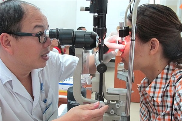 Bị mù vì tự mua thuốc nhỏ mắt về dùng - 1