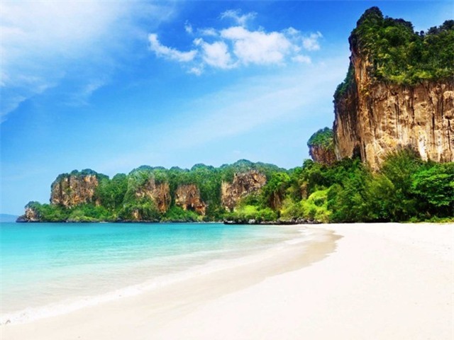 Bãi biển Railay ở miền Nam Thái Lan có bán đảo riêng nằm gần tỉnh Krabi với cát trắng và nước trong vắt. Du khác chỉ có thể tới đây bằng thuyền, vì các núi đá vôi chắn ngang tuyến đường trên bộ.
