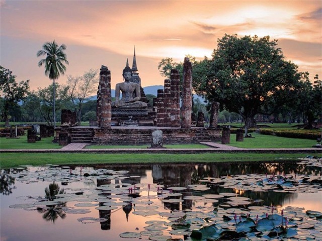 Di tích của Vương quốc Sukhothai, hình thành vào thế kỷ 13-14, nằm ở Công viên lịch sử Sukhothai, miền Bắc Thái Lan. Du khách sẽ có cảm giác như lạc vào một thời đại khác khi đi dạo ở đây.