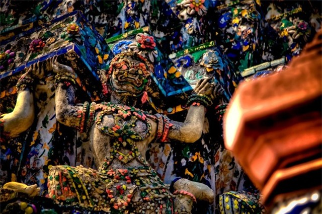 Nằm ở bờ Tây sông Chao Phraya, đền Wat Arun (đền Bình Minh) ở Bangkok có nhiều tòa tháp tinh xảo với màu sắc lộng lẫy.