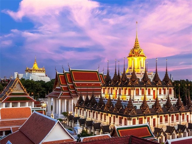 Loha Prasat (lâu đài sắt) thuộc đền Wat Ratchanatdaram của Bangkok, với 37 chóp nhọn, tượng trưng cho  37 đức tính cần để được giác ngộ.  