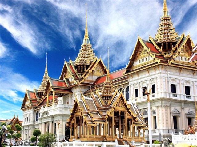 Cung điện hoàng gia ở Bangkok được xây dựng năm 1782 và đến giờ vẫn giữ nguyên vẻ lộng lẫy. Ngày nay, cung điện là nơi tổ chức các sự kiện trọng đại, điểm tham quan cho du khách. Hoàng gia Thái Lan sống trong một cung điện khác cũng nằm trong khu tổ hợp này.