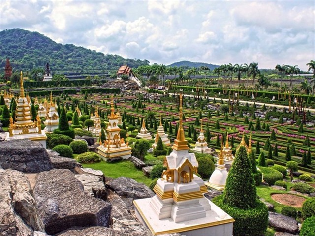 Sự kết hợp của những cây cọ và vườn cảnh được cắt tỉa cẩn thận khiến cho Vườn thực vật nhiệt đới Nong Nooch ở tỉnh Chonburi là điểm đến khoogn thể bỏ qua.