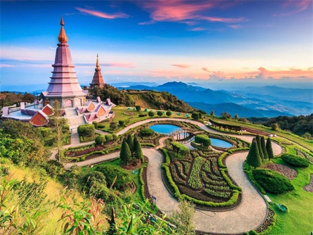 Doi Inthanon là ngọn núi cao nhất Thái Lan. Công viên quốc gia Doi Inthanon (Chiang Mai) nằm ở độ cao 2.565 m so với mực nước biển còn được gọi là “Nóc nhà Thái Lan), với khung cảnh ngoạn mục.