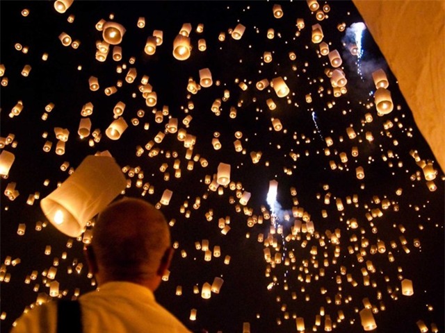 Loi Krathong là lễ hội thường niên được tổ chức trên khắp Thái Lan. Người dân và các nhà sư sẽ đồng loạt thả những ngọn đèn trời, tạo ra cảnh tượng như chỉ có trên phim.