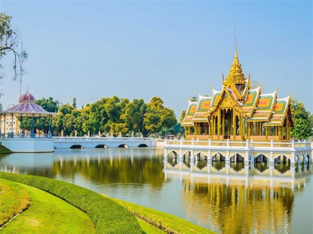 Nằm dọc sông Chao Phraya ở Ayutthaya, cung điện Bang Pa In từng là nơi nghỉ hè của hoàng gia Thái Lan. Nơi này có nhiều vườn tược và các công trình kiến trúc kiểu châu Âu.
