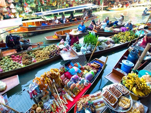 Một trong những cách tuyệt nhất để trải nghiệm ẩm thực Thái Lan là tới chợ nổi như Damnoen Saduak gần Bangkok, với các con thuyền đầy hoa quả, đồ ăn sặc sỡ. 