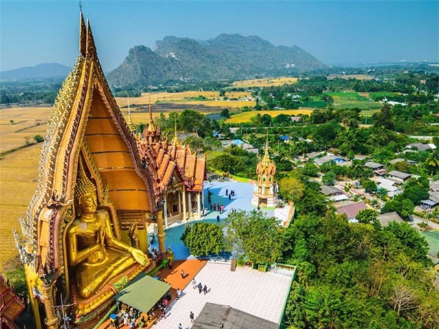 Krabi, bờ tây nam Thái Lan, có đền Hang Cọp. Leo qua 1.000 bậc thang, du khách sẽ được thưởng lãm khung cảnh ngoạn mục, với những dấu chân hổ mờ ảo trong hang động, cũng như chiêm ngưỡng tượng Phật lớn trong đền.