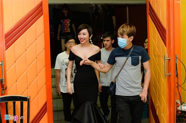 Tóc Tiên luống cuống di chuyển vì váy bó sát