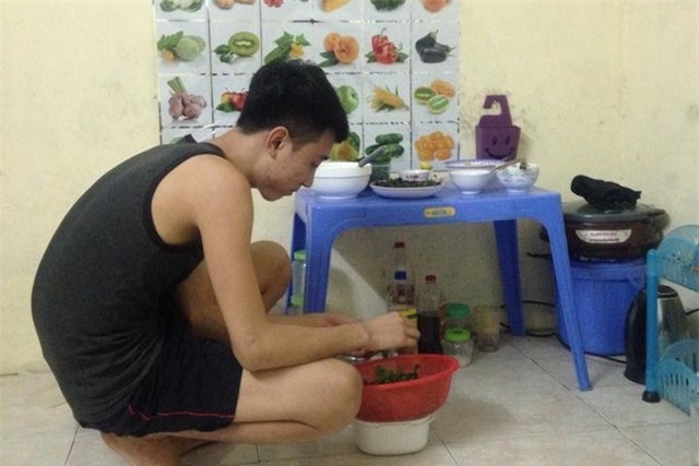 Tân sinh viên Tuấn Anh (quê ở Kim Sơn, Ninh Bình) đã phải chấp nhận thuê trọ ở khu gần đường tàu, chợ nhưng giá lại không hề rẻ. Khu vực dành cho quảng cáo ở đường Khương Trung (quận Thanh Xuân, Hà Nội) có nhiều tờ dán cho thuê nhà trọ sinh viên, nhưng đa số là của “cò” nhằm lừa gạt sinh viên (ảnh nhỏ).Ảnh: Q.Anh