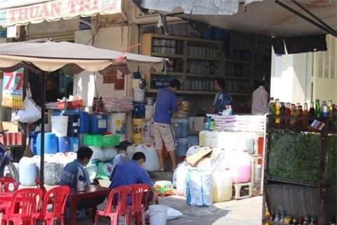 Rất dễ dàng để mua hương liệu làm sâm lạnh ở chợ Kim Biên.