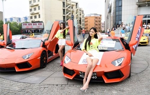 Đại gia phô trương thanh thế bằng siêu xe và gái đẹp | Tin tức Online