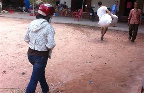 Chiều 14-9, khi công an ra về, vẫn có người đến nhà bà Phú xin chữa bệnh dù cơ sở đã đóng cửa.