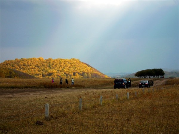 Nếu bạn muốn cưỡi ngựa thì cần chú ý mang theo trang phục thích hợp: nên mặc quần vải dày và không đi dép quá to để tránh bị trầy xước khi di chuyển.