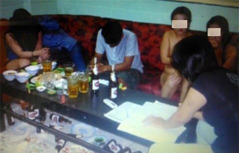 dân chơi, cà mau, thoát y