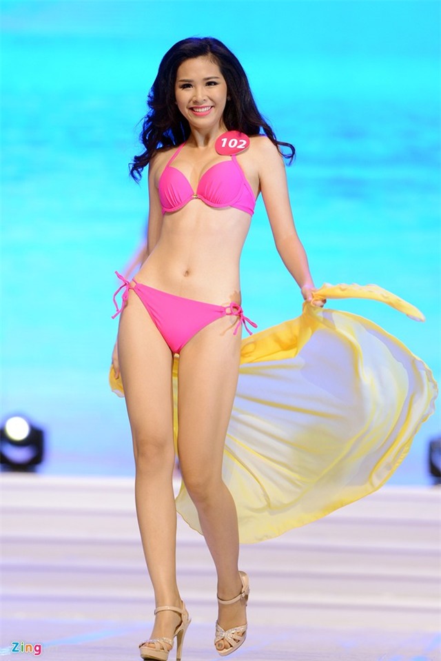 Thí sinh Hoàng Bích Ngọc Ánh có chiều cao 1,67 m, nặng 55 kg, số đo ba vòng 83-62-92,5