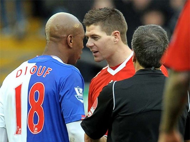 Diouf bêu xấu đồng đội cũ Gerrard và tranh thủ tự sướng trước giới truyền thông. Ảnh: Internet.