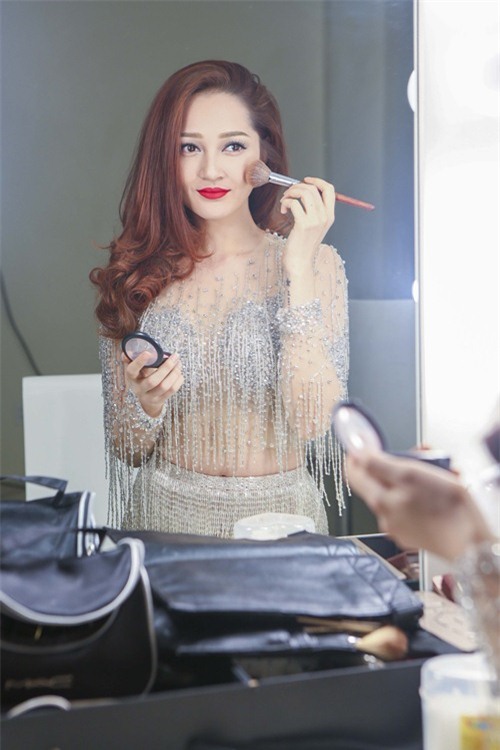 Bảo Anh khoe thân hình bốc lửa trên sân khấu - 2