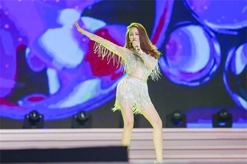 Bảo Anh khoe thân hình bốc lửa trên sân khấu - 7