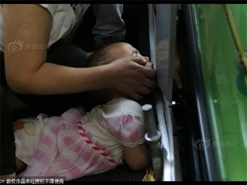 Kinh hoàng: thêm một bé 3 tuổi bị thang cuốn “nuốt” tay ở TQ - 2
