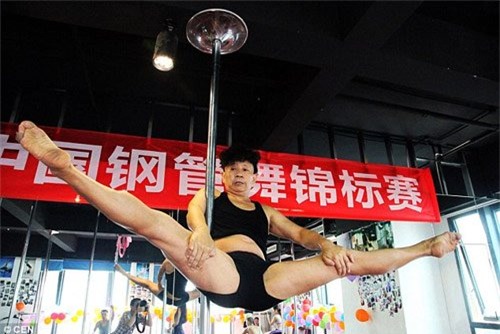 ong lao u70 mac ao lot the thao mua cot dieu nghe - 3