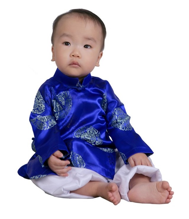 Hiện tại quần áo của Anh Kha đã lên đến hàng chục kg ở nhà, nhiều cái còn mới nguyên. Vợ nam danh hài đang chờ họ hàng, bạn bè ai sinh được con trai sẽ mang đem tặng.