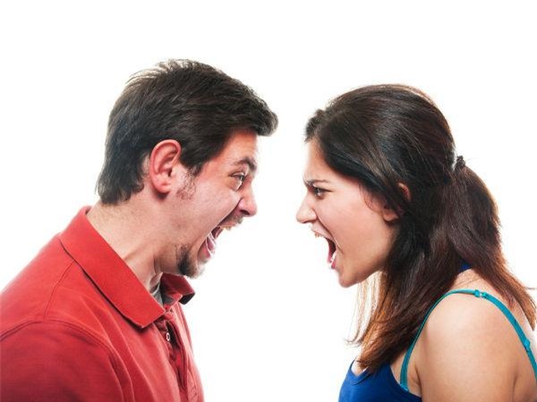 Những điều không nên làm trước mặt con