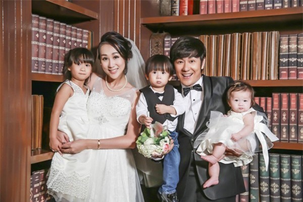 Trần Hạo Dân đã kết hôn cùng người mẫu Tưởng Lệ Sa từ năm 2010 và đã có ba con: hai con gái và một con trai.