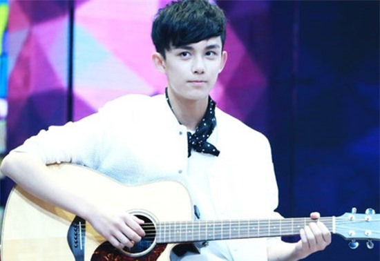 Hiện nay, Ngô Lỗi đã bước sang tuổi 16 và ngày càng điển trai. Cậu vẫn rất