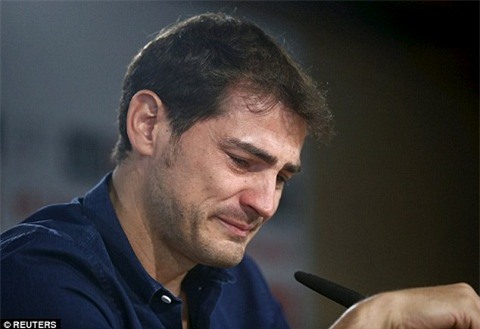 Casillas tiet lo thong tin ve viec roi Real