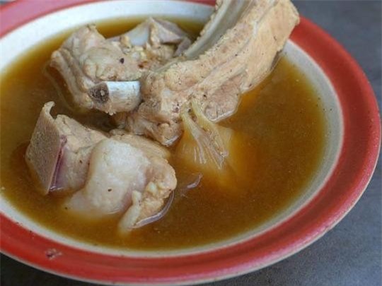 Ng Ah Sio Bak Kut Teh, Singapore: Được mở vào những năm 50, món súp sườn ban đầu chưa phải món tủ của nhà hàng. Sau này, cha đẻ của Ng Ah So thay đổi công thức với thảo dược và phong cách Teochew đặc trưng. Nhà hàng trở nên nổi tiếng từ đó.