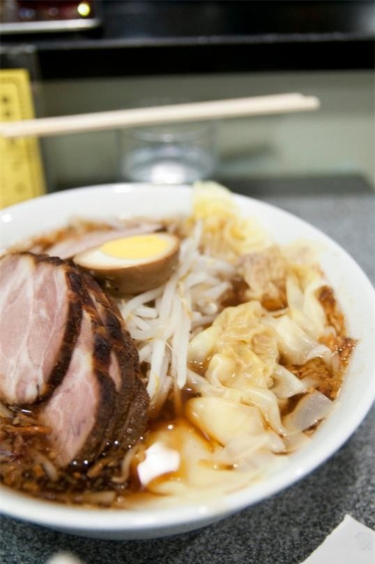 Kiraku, Tokyo: Quán ramen có từ năm 1952 này là điểm đến yêu thích của công chức và sinh viên ở Shibuya, Tokyo. Nổi tiếng nhất là chukamen với nước dùng làm bằng xốt đậu nành và rất nhiều hành chiên, tỏi chiên, phủ giá đỗ, trứng và các lát thịt chashu.