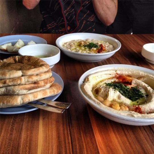 Ali Karavan (Abu Hassan), Tel Aviv: Nhà hàng gia truyền mở từ năm 1966, chỉ phục vụ duy nhất một món hummus nhưng luôn có rất nhiều thực khách đến xếp hàng để được ngồi chen chúc trong nhà hàng.