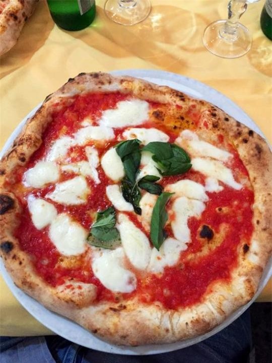 Antica Pizzeria Port’Alba, Naples: Đây là quán pizza lâu đời nhất Naples, và có thể cũng lâu đời nhất thế giới. Quán có từ năm 1738, được chuyển tới địa điểm hiện tại từ năm 1830. Phục vụ ở đây vẫn mặc đồng phục thắt nơ ở cổ, pizza đế mỏng, cà chua tươi và mozzarella được làm theo kiểu truyền thống.