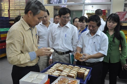 Kiểm tra bánh Trung Thu bằng cảm quan. Ảnh: T.L