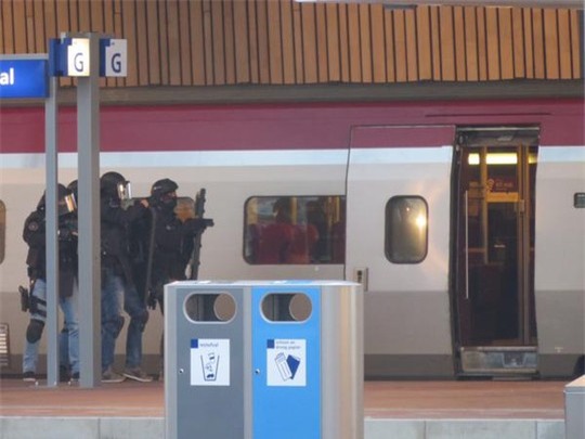 Hà Lan: Bắt người đàn ông nghi mang bom cố thủ trong toilet tàu lửa