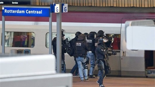 
Lực lượng đặc nhiệm bao vây nhà ga trung tâm TP Rotterdam hôm 18-9. Ảnh: EPA, Twitter
