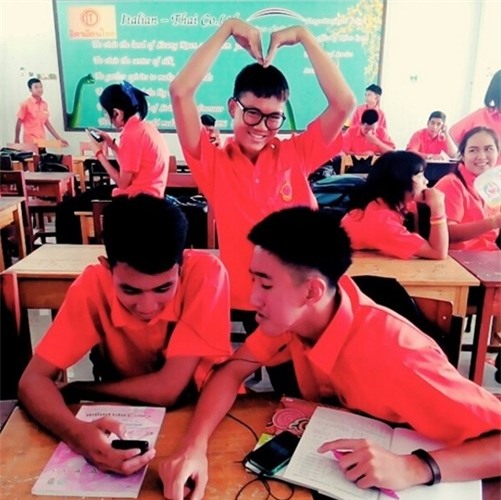 Madeaw hiện đang là học trinh trung học tại Thái Lan.