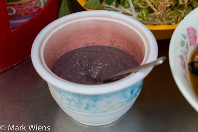 Mắm tôm: Được nhiều người Việt Nam yêu thích, loại nước chấm này lại khiến các du khách nước ngoài phải nín thở bởi mùi quá đậm và đặc trưng. Nhiều người ví mắm tôm với Vegemite của Australia.