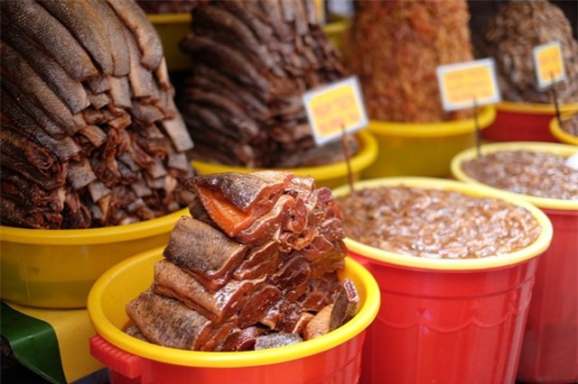 Mắm cá miền Tây: Các khu chợ bán mắm là điểm tham quan không thể bỏ qua khi tới đồng bằng sông Mekong. Tại đây, du khách sẽ hoa mắt trước đủ loại mắm, từ mắm ba khía, mắm rô, mắm lóc, mắm cá linh... Tuy nhiên, nhiều du khách khuyên những người đi sau phải chuẩn bị tinh thần để không “choáng’ trước mùi của đặc sản này.