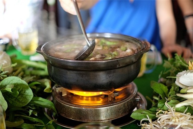 Ngoài ra, đây còn là nguyên liệu chính để làm món lẩu mắm hấp dẫn. Món lẩu này thu hút thực khách bởi hương vị độc đáo, thơm ngon, nhưng bạn hầu như sẽ chỉ tìm thấy lẩu mắm ở cá quán bình dân. Phần lớn các nhà hàng sang trọng hay thường xuyên phục vụ khách Tây đều không đưa món ăn này vào thực đơn vì mùi mắm thường khá nồng và đậm, không phải ai cũng chịu được.