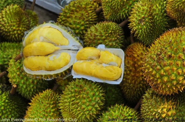 Sầu riêng: Loại quả phổ biến ở vùng Đông Nam Á này được coi là một trong những món khách Tây không thể bỏ qua khi đến Việt Nam. Tuy có vị ngon độc đáo, sầu riêng có mùi khá khó ngửi với những ai không ăn được hay mới thấy lần đầu.