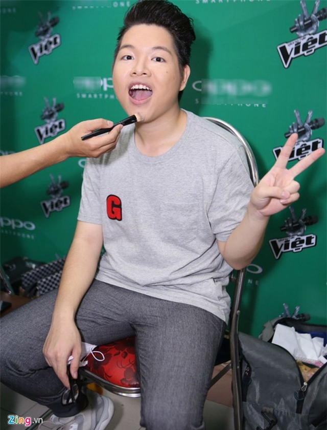 Mỹ Tâm và học trò cúng Tổ trước giờ lên sân khấu