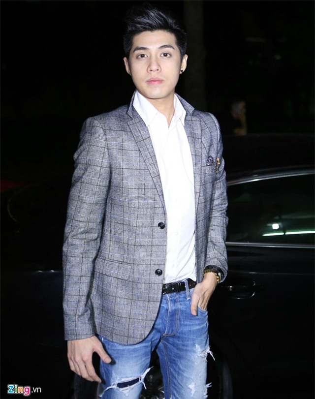 Mỹ Tâm và học trò cúng Tổ trước giờ lên sân khấu